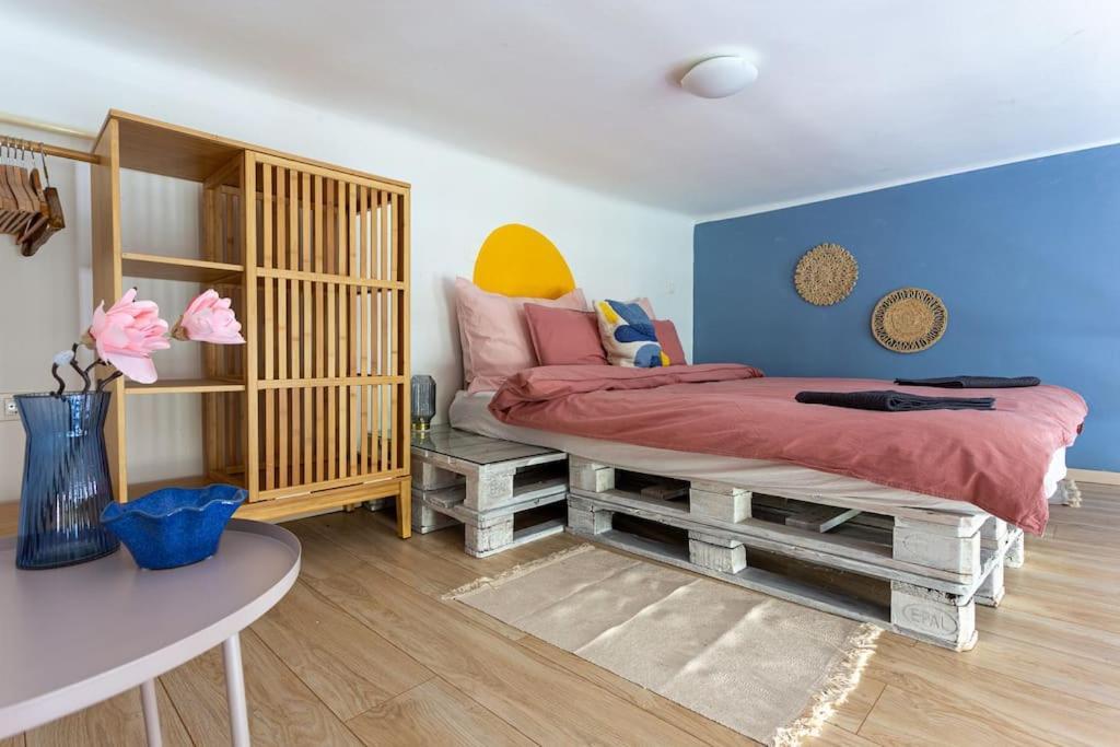 Bohemian Corner In Center *