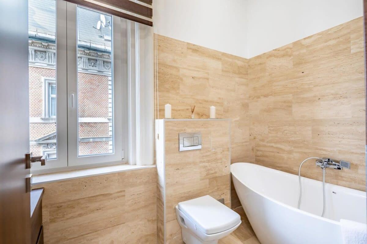 Splendid Perfectly Located Flat With Sauna Appartamento Budapest
