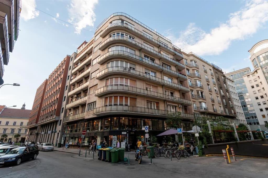 Madach Luxory Apartment *
