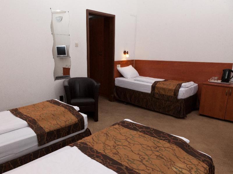 Hostal Equity Point *