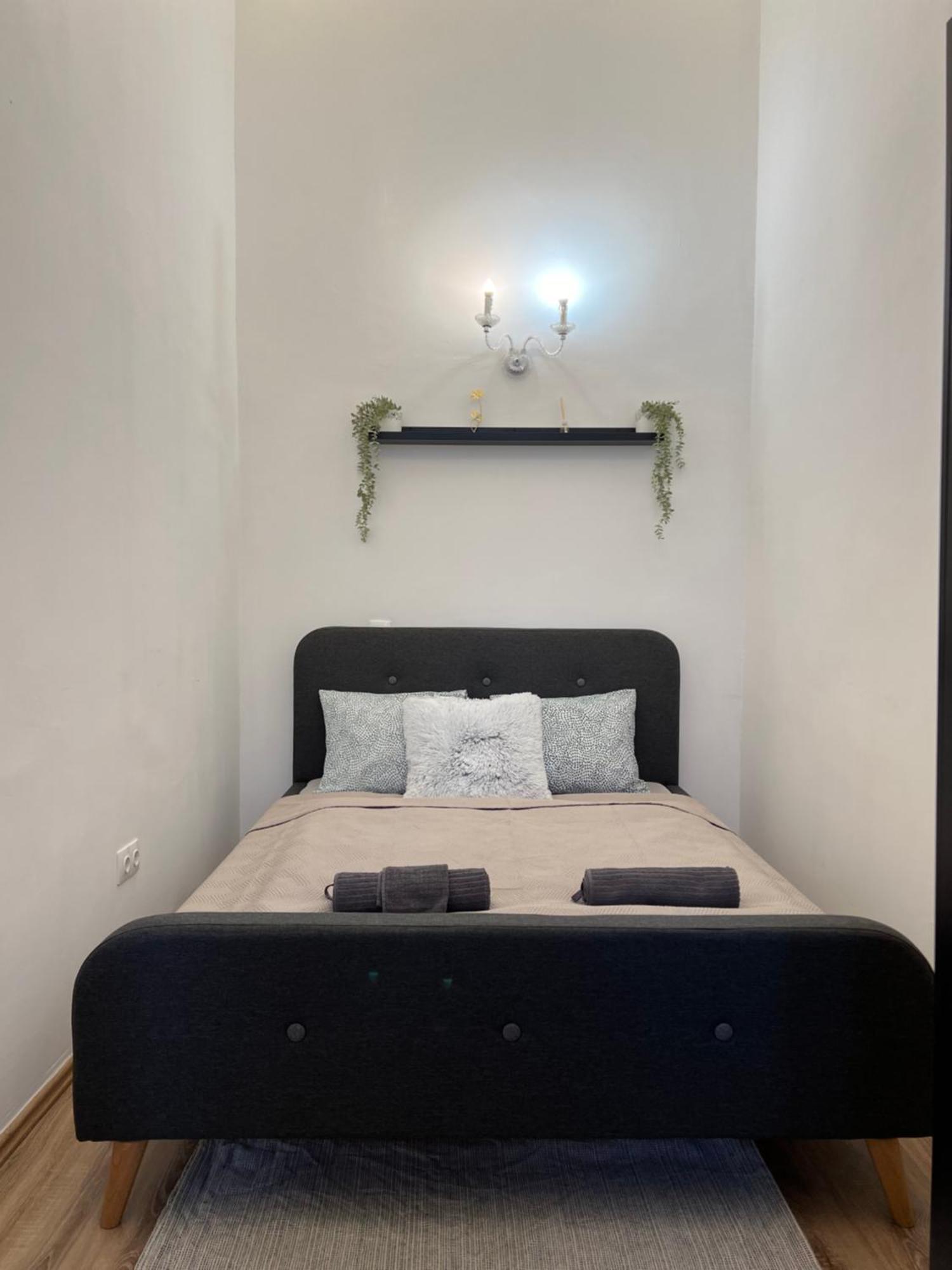 Apartment F14
