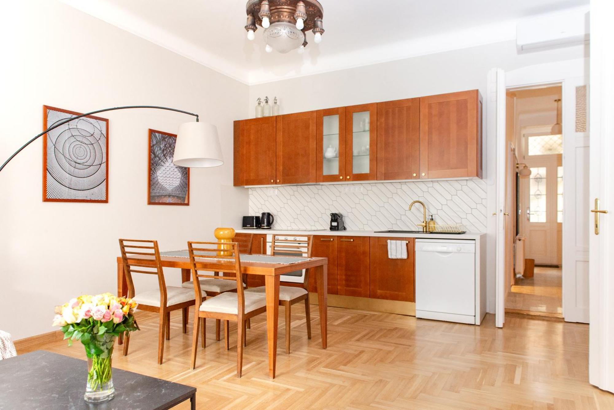 Lejlighed Spacious Family Along River Side, In The Heart Of Buda *