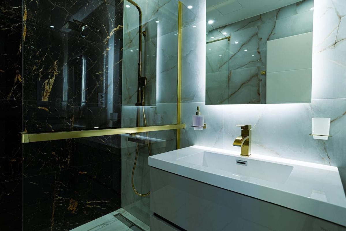 Designer Oasis 5 Star Location Hot Tub View Apartamento *