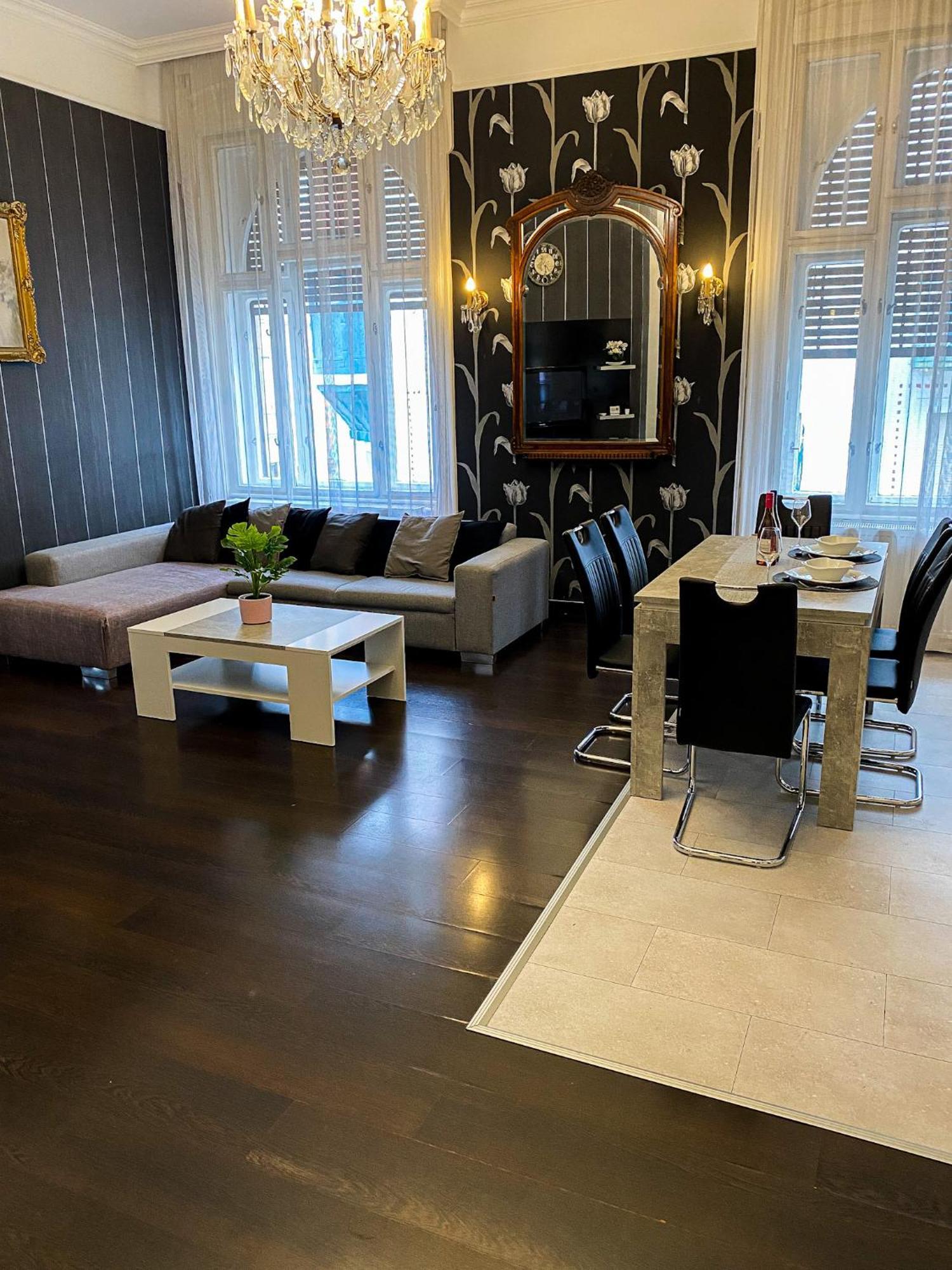 Unique And Spacious In Downtown Apartmán