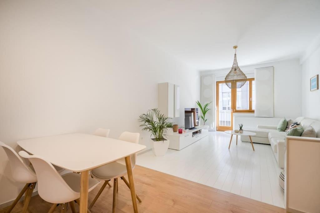 Modern And Minimalist In Downtown Appartamento Budapest