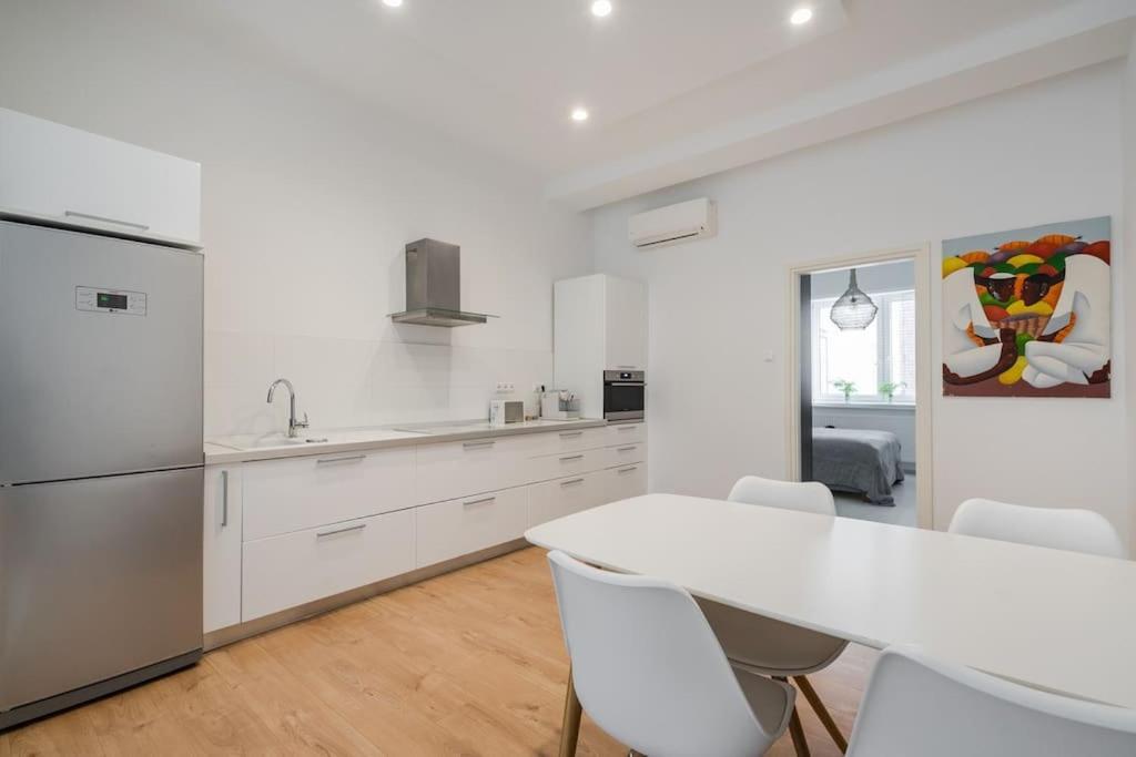 Modern And Minimalist In Downtown