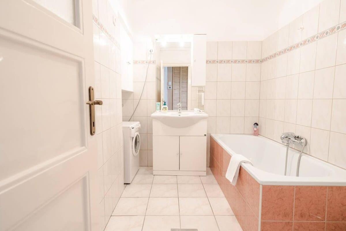 Apartman Excellent Location Lovely With Ac Budapest