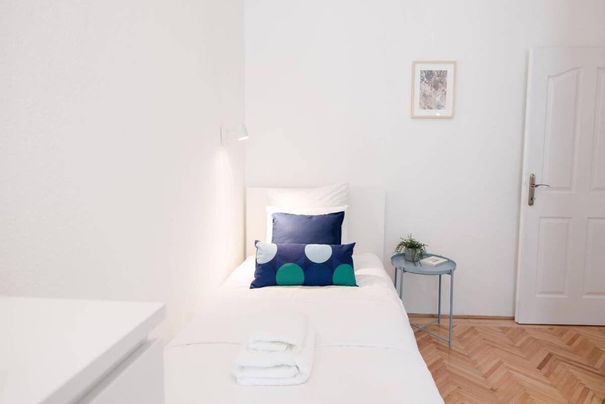 Excellent Location Lovely With Ac *
