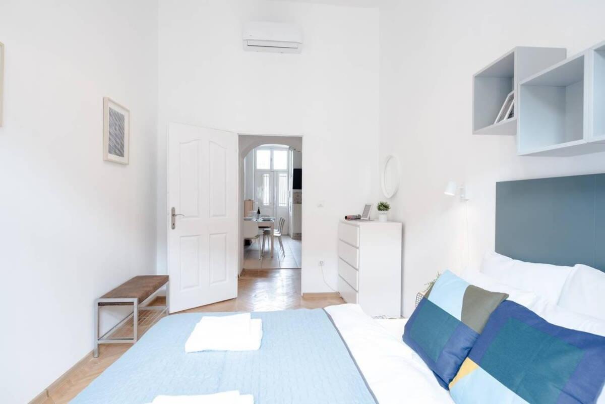 Excellent Location Lovely With Ac Apartman