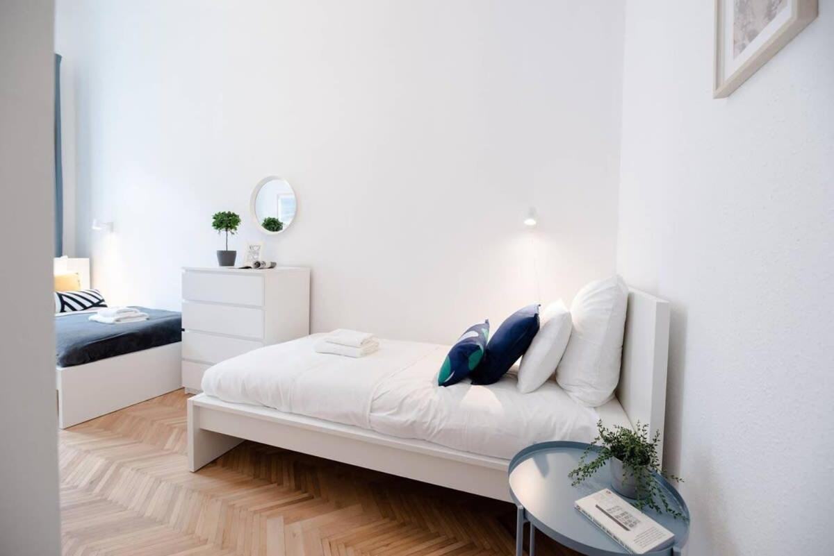 Excellent Location Lovely With Ac Apartman