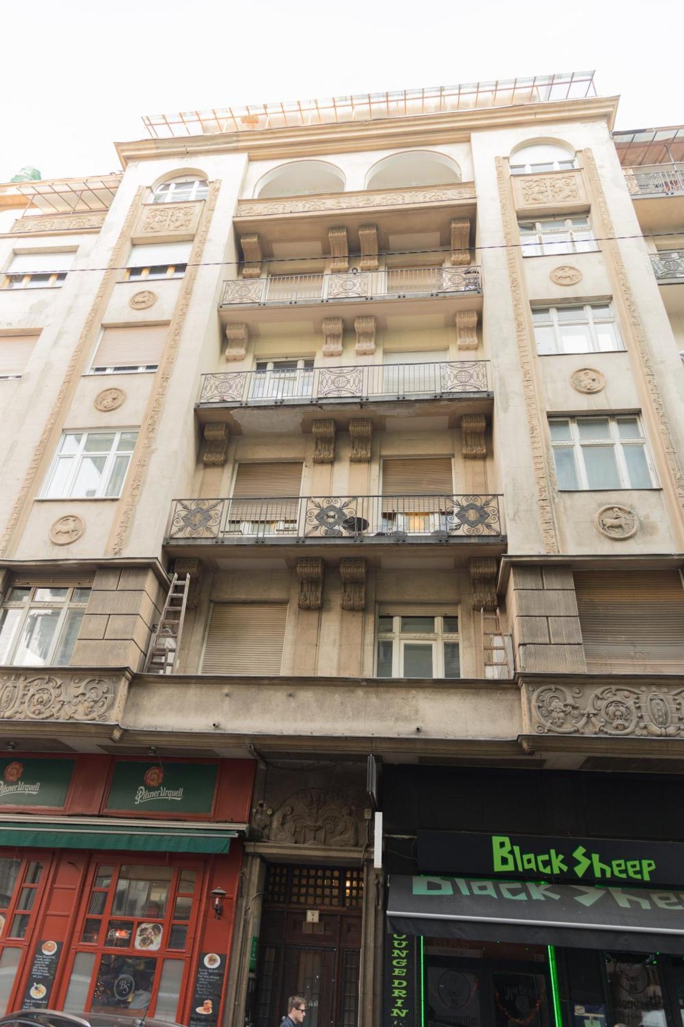 Best Seasons Downtown Apartment