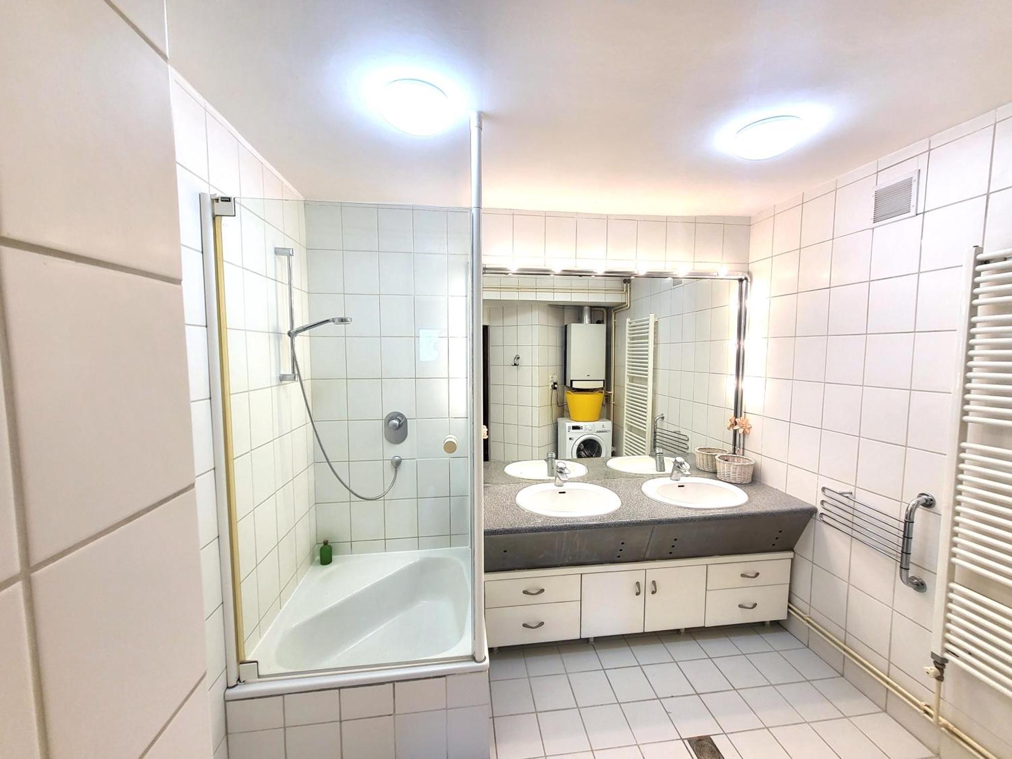 Romantic Two Bedroom In The Hills Of With Private Parking Apartment *