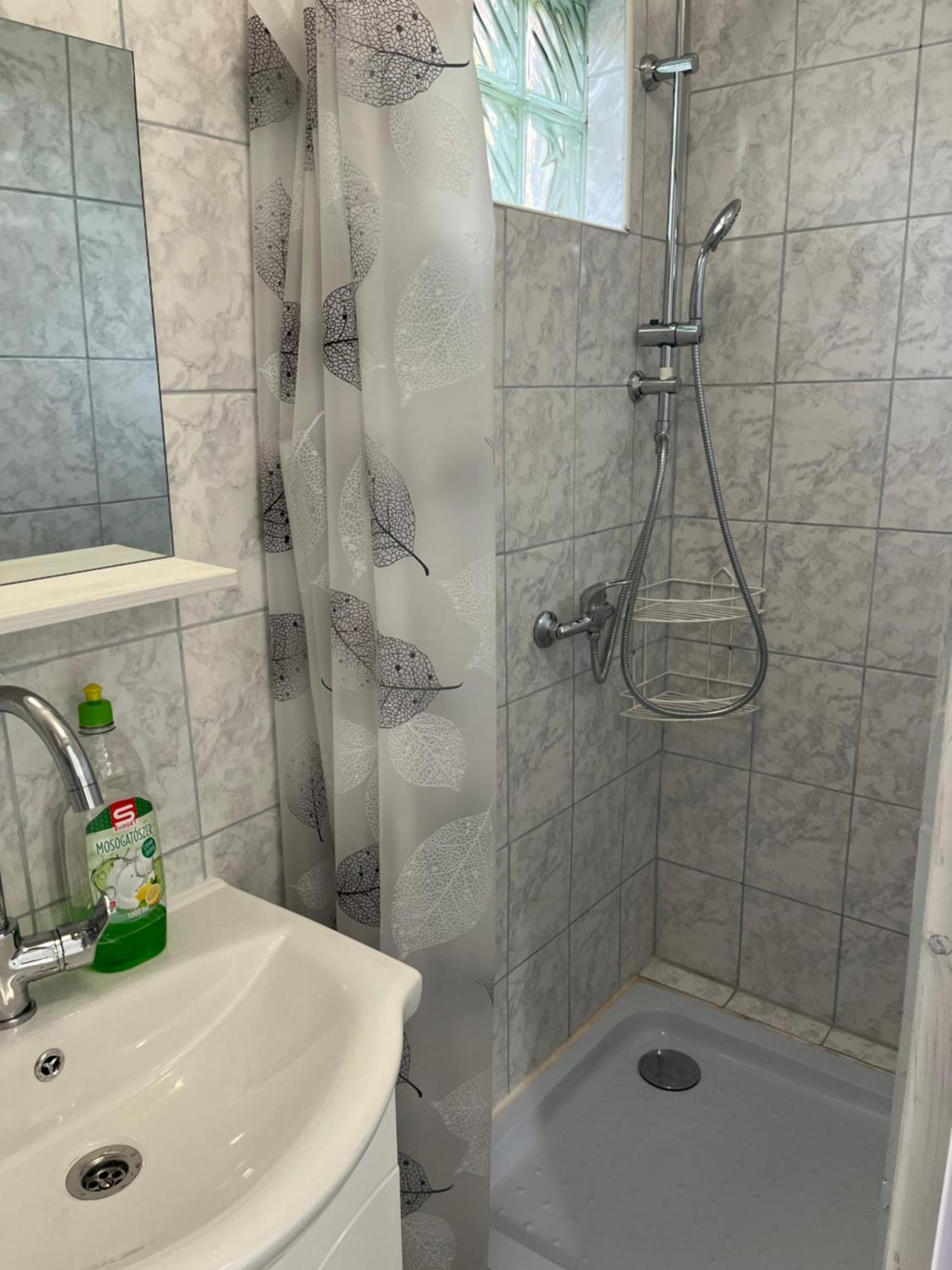 With Rose Garden & Free Parking Appartement