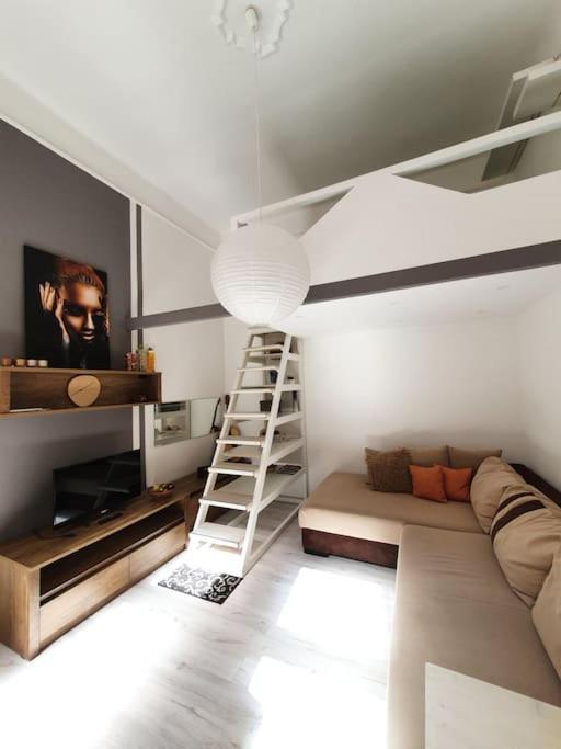 Violet Apartment, Cute Place Near Corvin Plaza, With Ac *