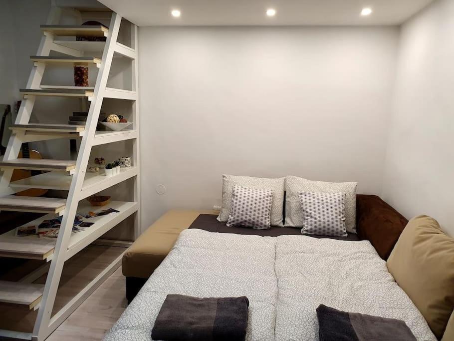 Violet Apartment, Cute Place Near Corvin Plaza, With Ac Apartmán *