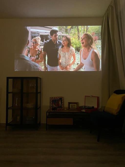 Appartement Zene Lux Vinyl Record Player & Projector Budapest