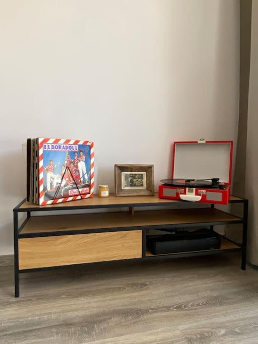 Appartement Zene Lux Vinyl Record Player & Projector *