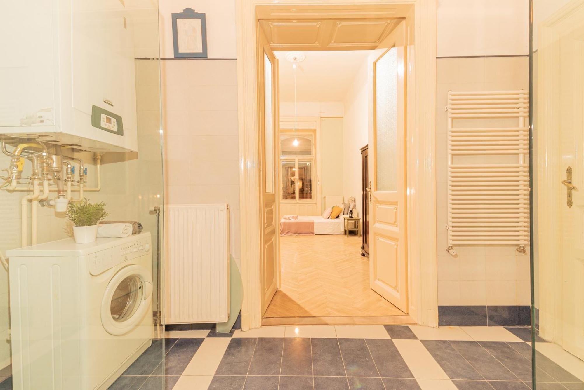 Cozy In The Heart Of Budapest, 5 Bedrooms *