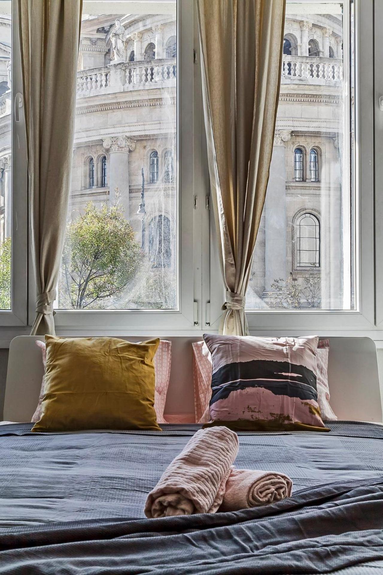 Cozy 4 Bedroom Overlooking The Basilica Appartamento Budapest