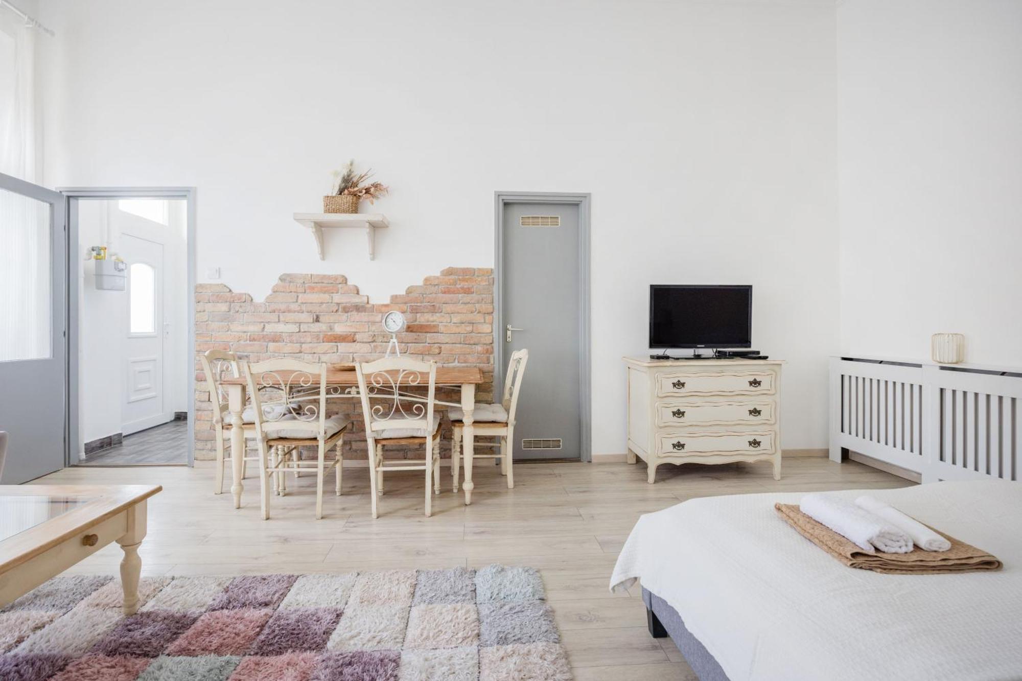 A Touch Of Provence And Pastels In The Centre Apartamento Budapest