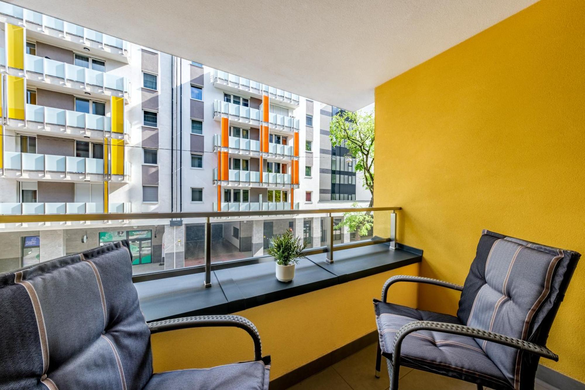 Apartment Design Near Park With Free Parking