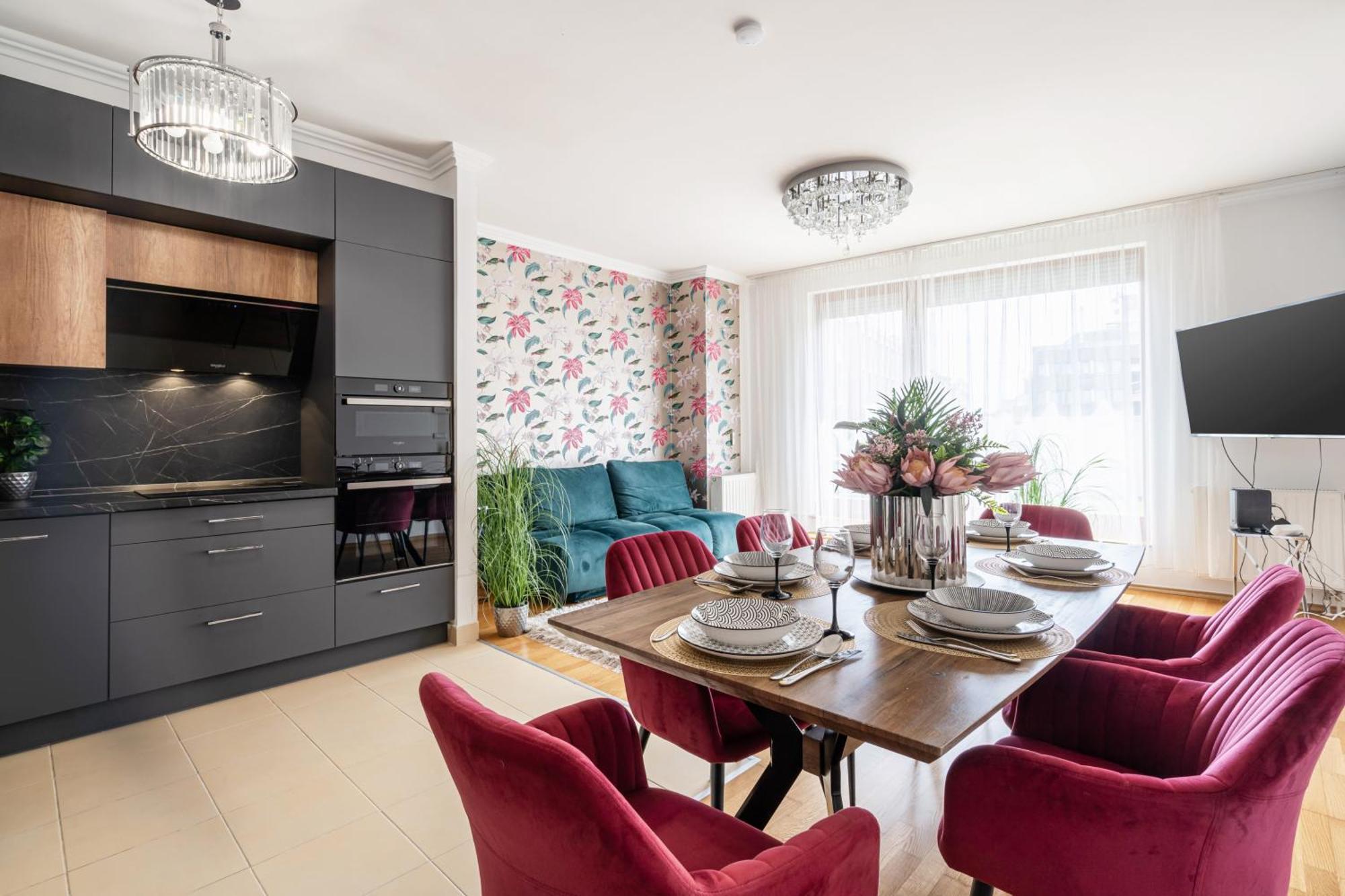 Penthouse Three Bedrooms, Three Balconies With Free Parking In Kiraly Street Apartment