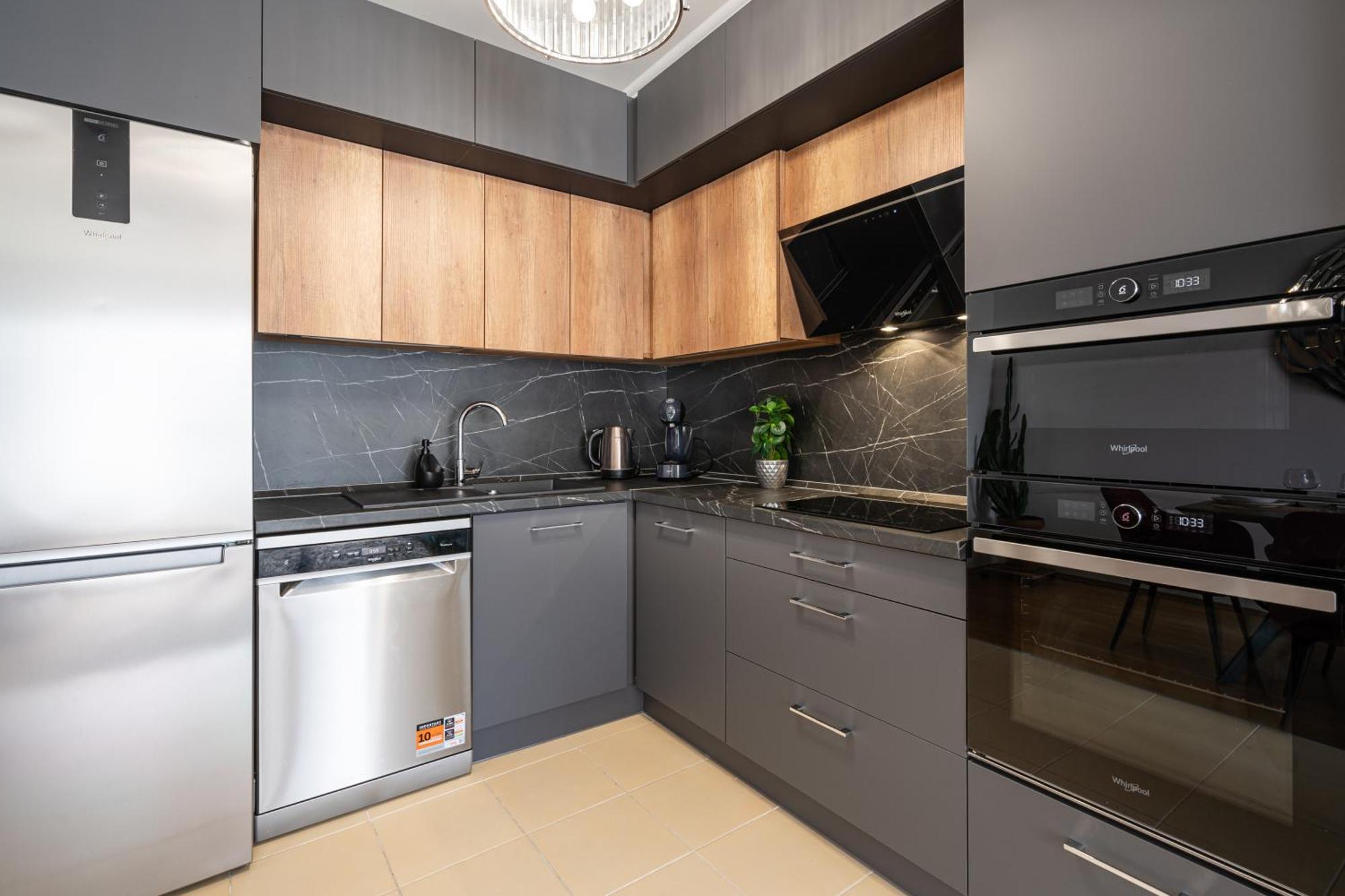 Penthouse Three Bedrooms, Three Balconies With Free Parking In Kiraly Street Apartment *