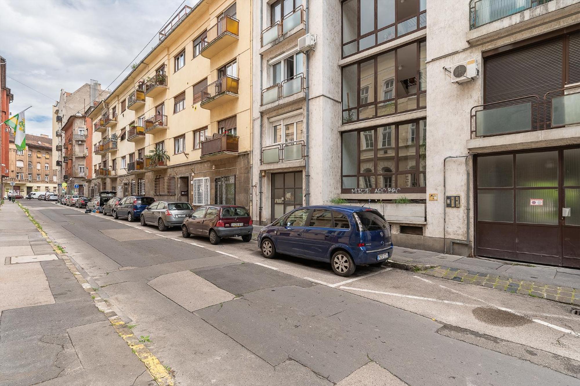 Newly Renovated!!! - Modern 10 Minutes From The Grand Boulevard