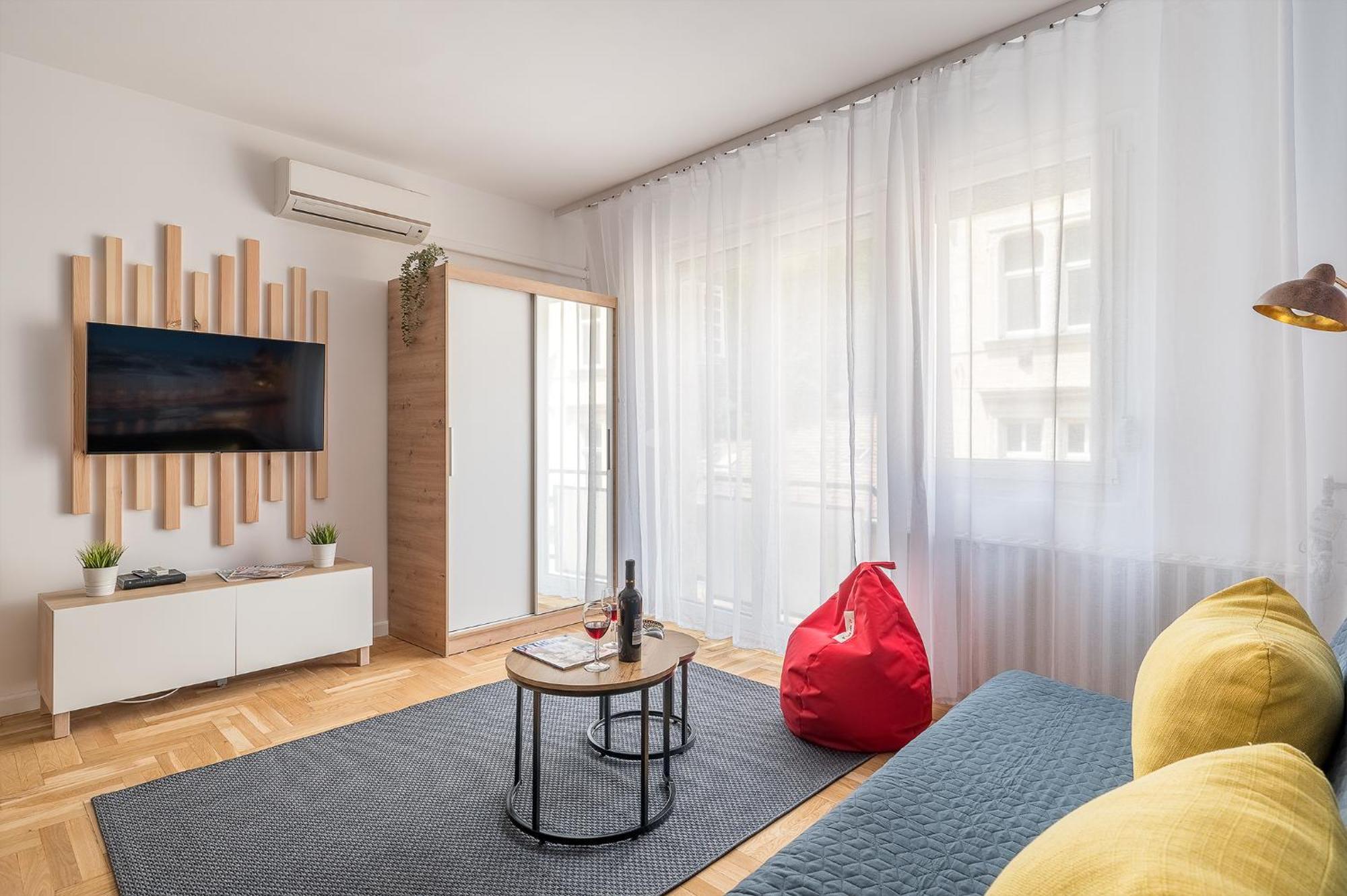 Newly Renovated!!! - Modern 10 Minutes From The Grand Boulevard