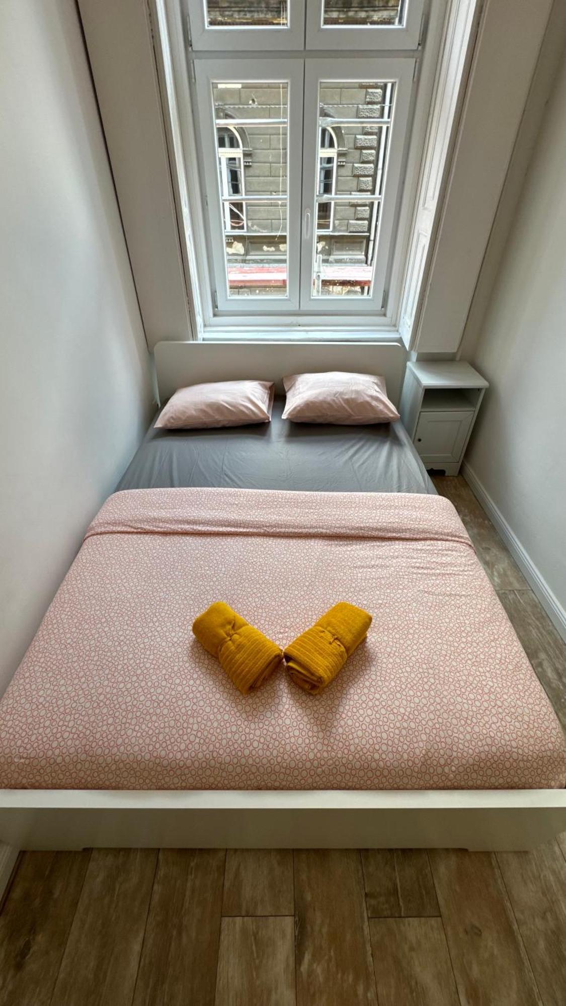 The 5-bedroom Downtown Apartamento *