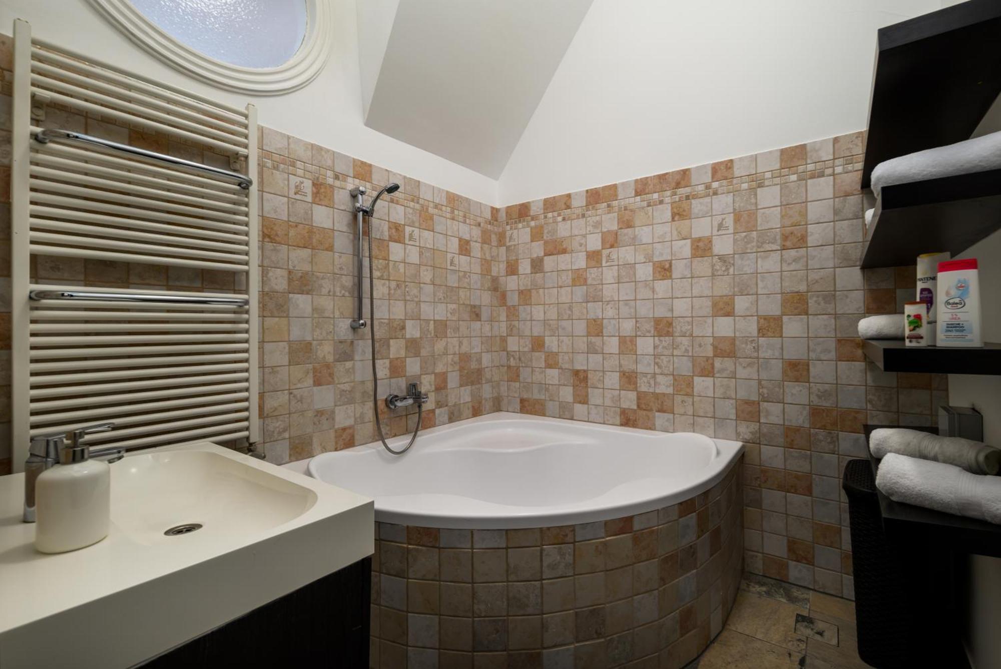 Rustic Downtown 106 M2 *