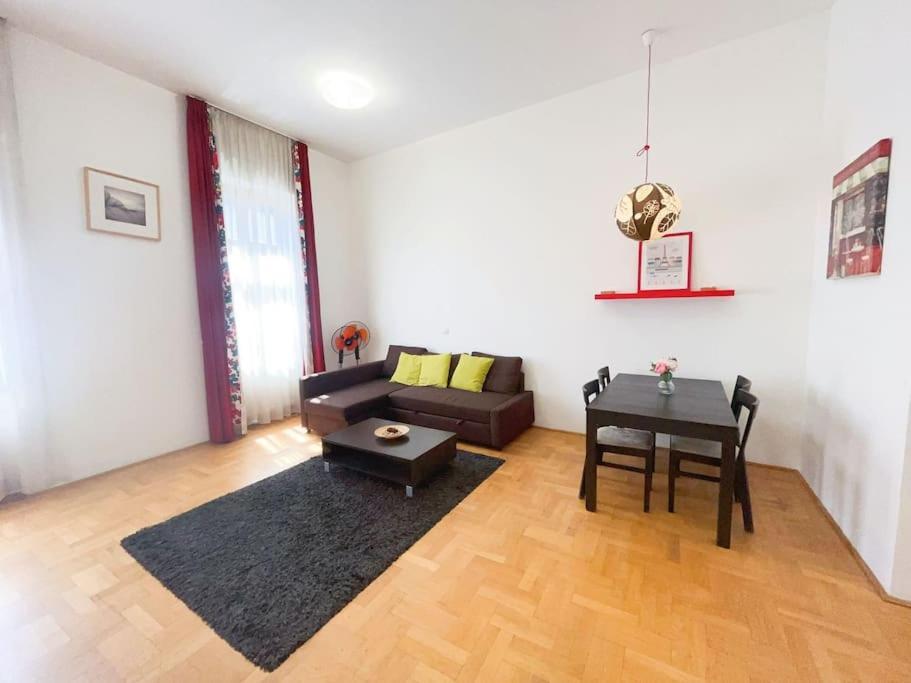 Spacious In A Vibrant Center Appartement *