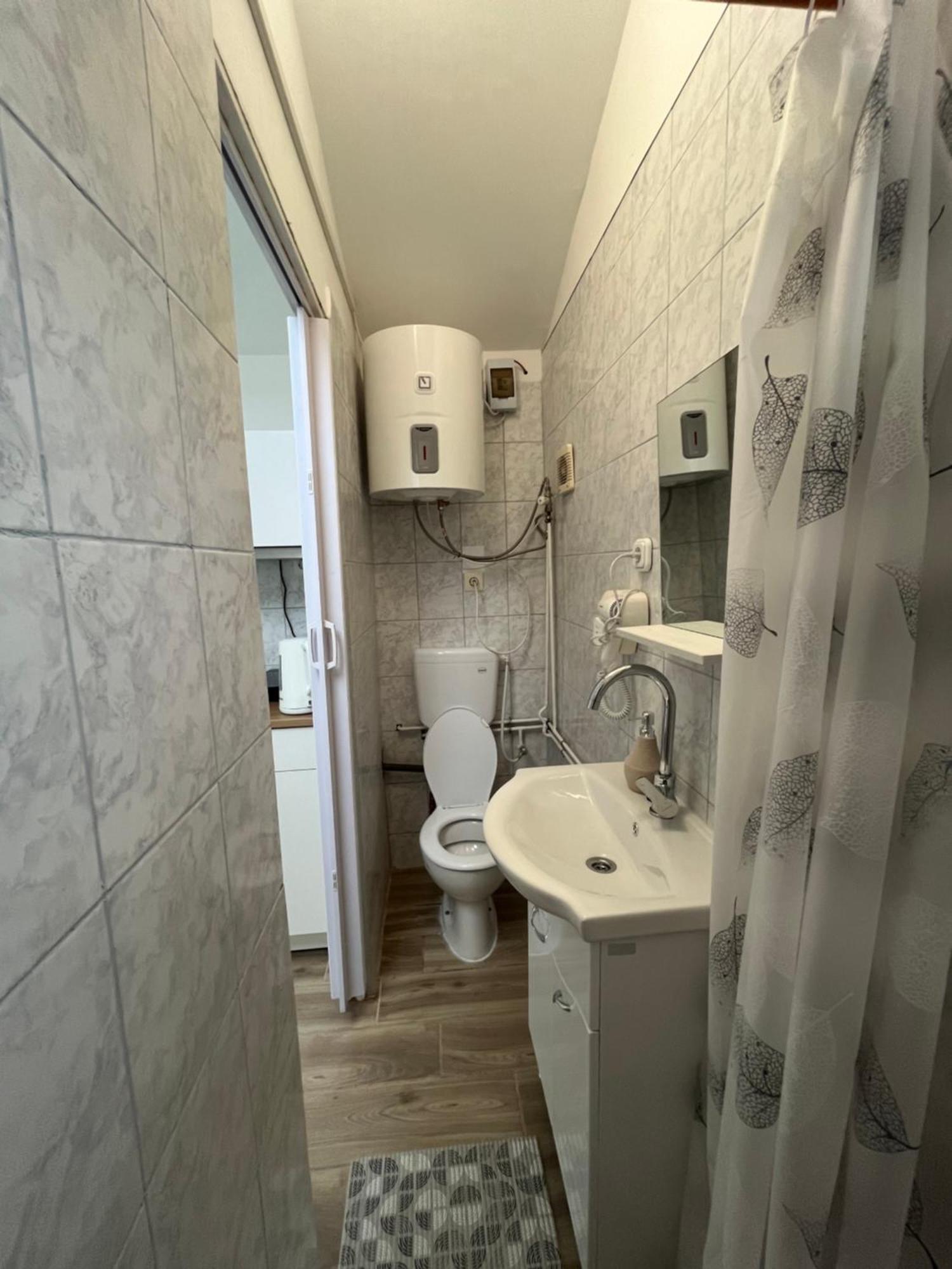 With Rose Garden & Free Parking Appartement