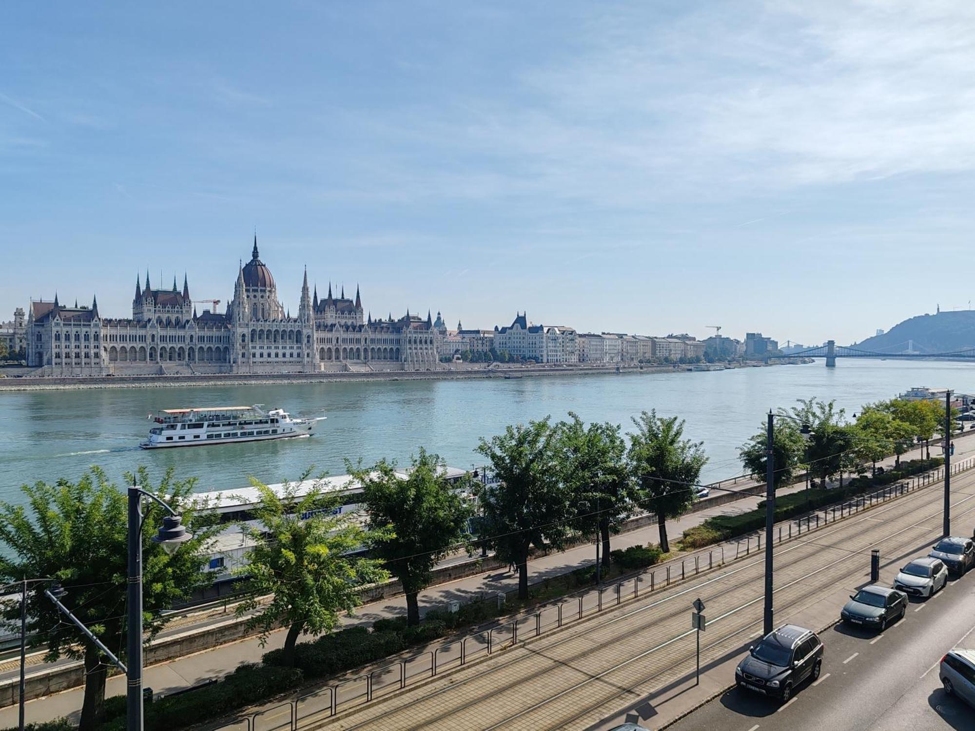 B40 With Parlament View * Budapešť