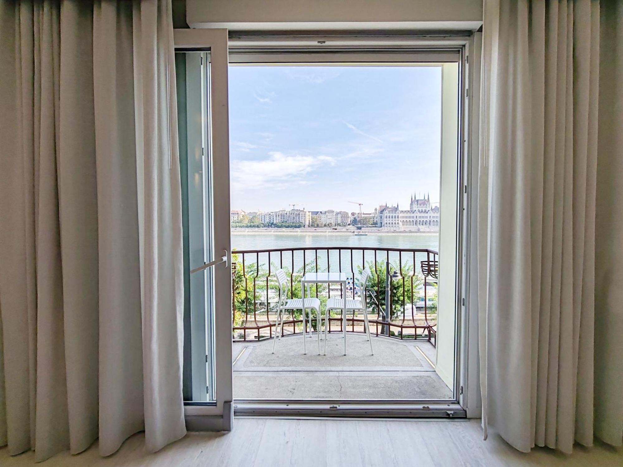 B40 With Parlament View * Budapest