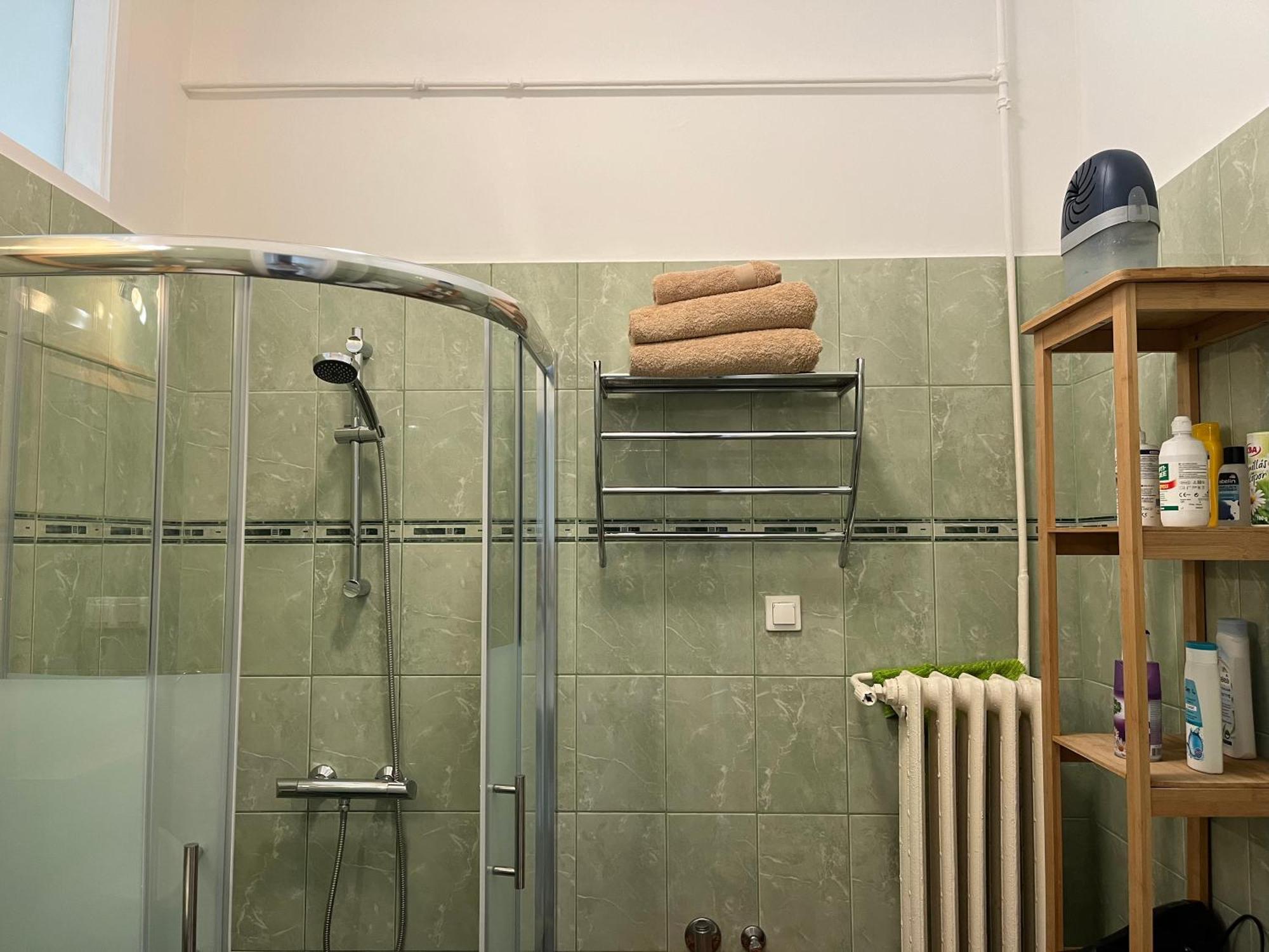 King One In The Center - Netflix Apartment *