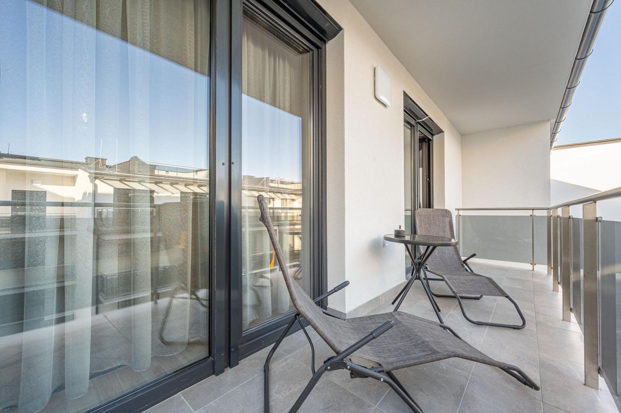 With Garage And Balcony In Center Apartmán *