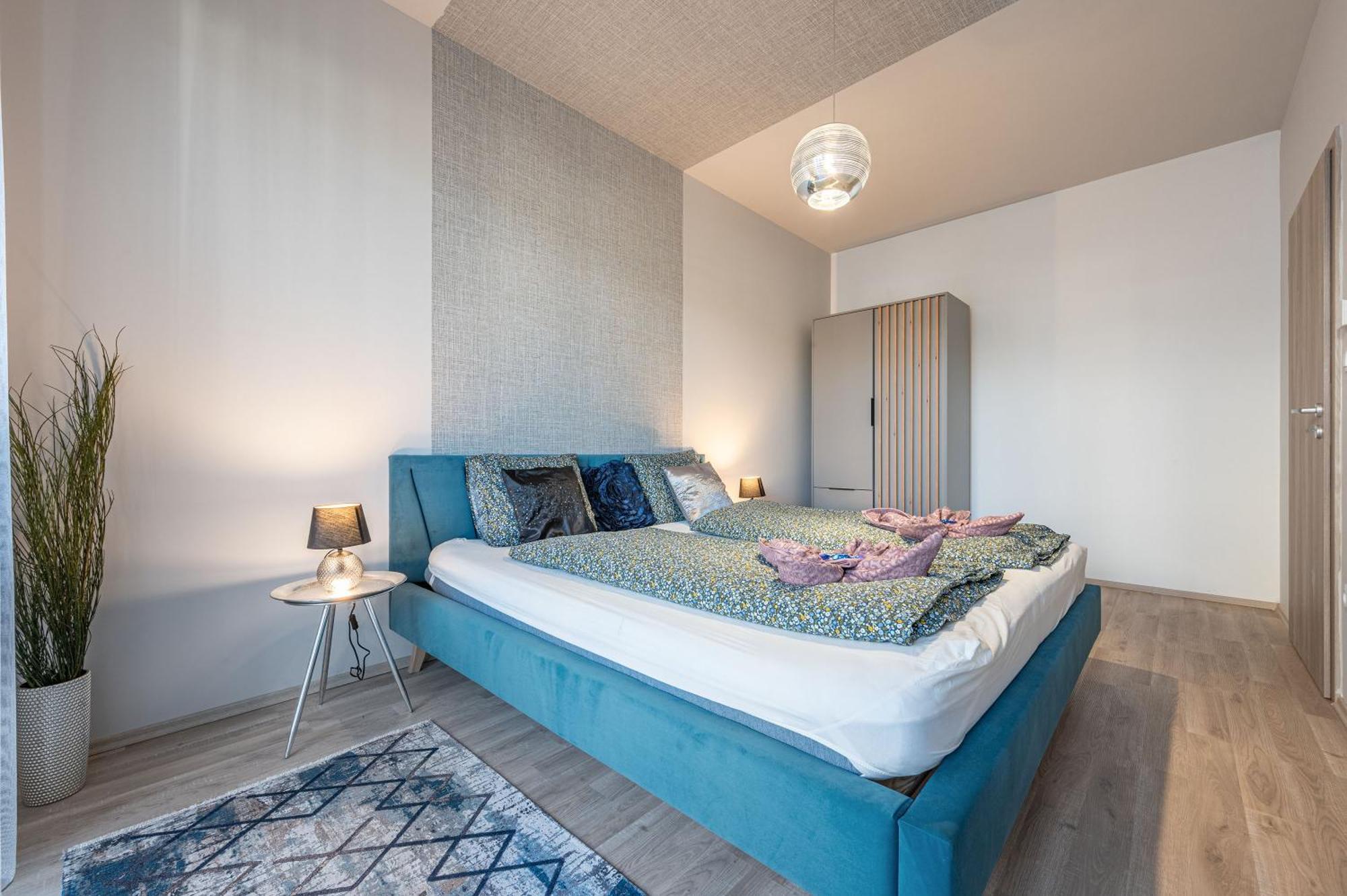 With Garage And Balcony In Center Apartament *