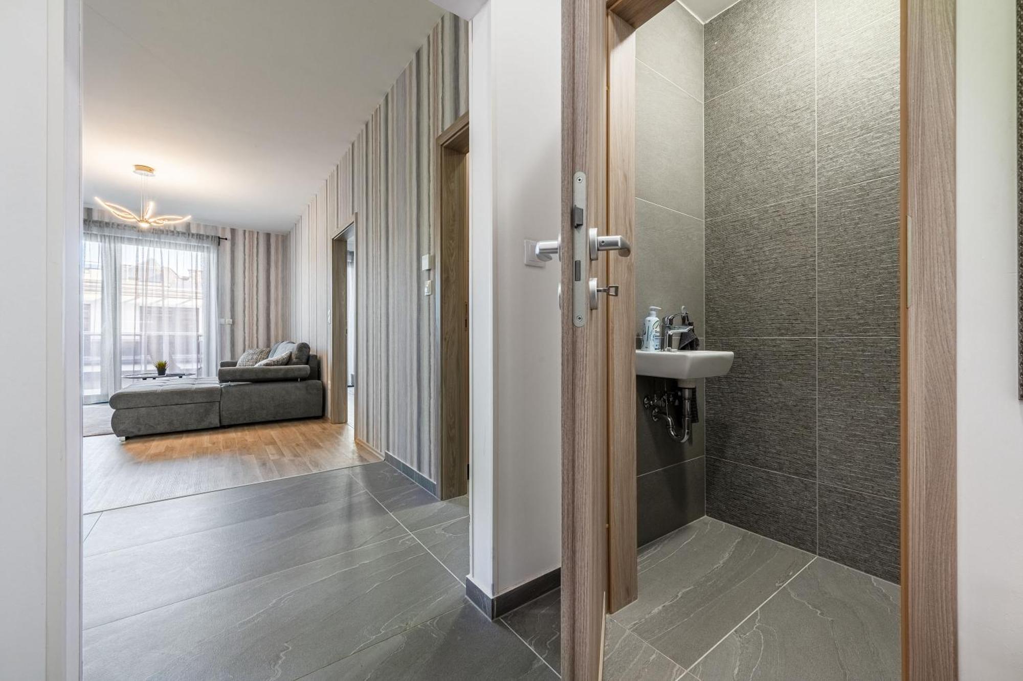 Apartament With Garage And Balcony In Center *