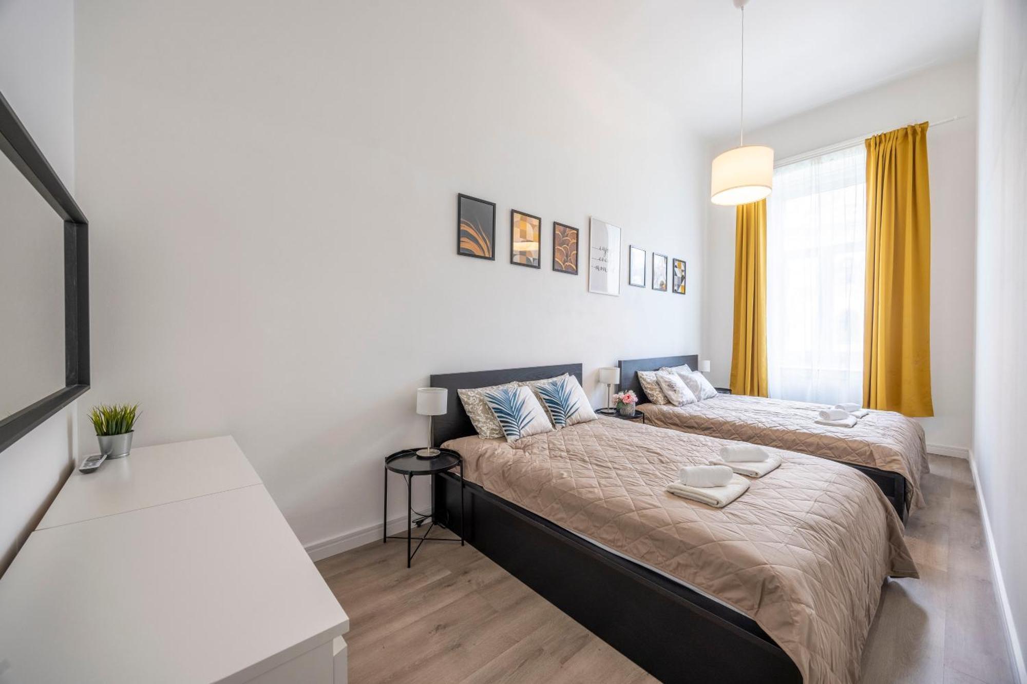 Lägenhet Spacious Cozy With 4bedroom In The Heart Of Bp *