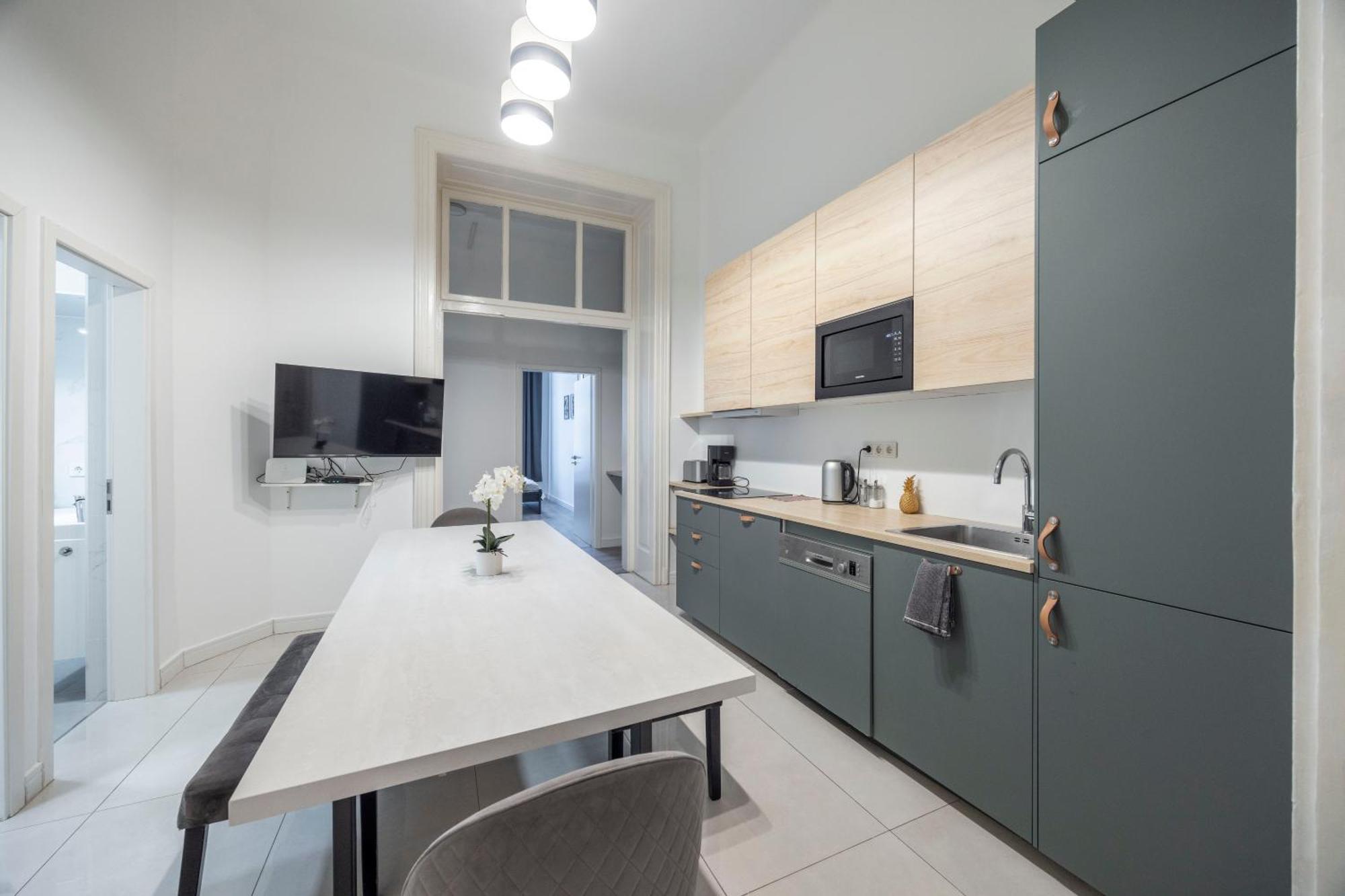Spacious Cozy With 4bedroom In The Heart Of Bp