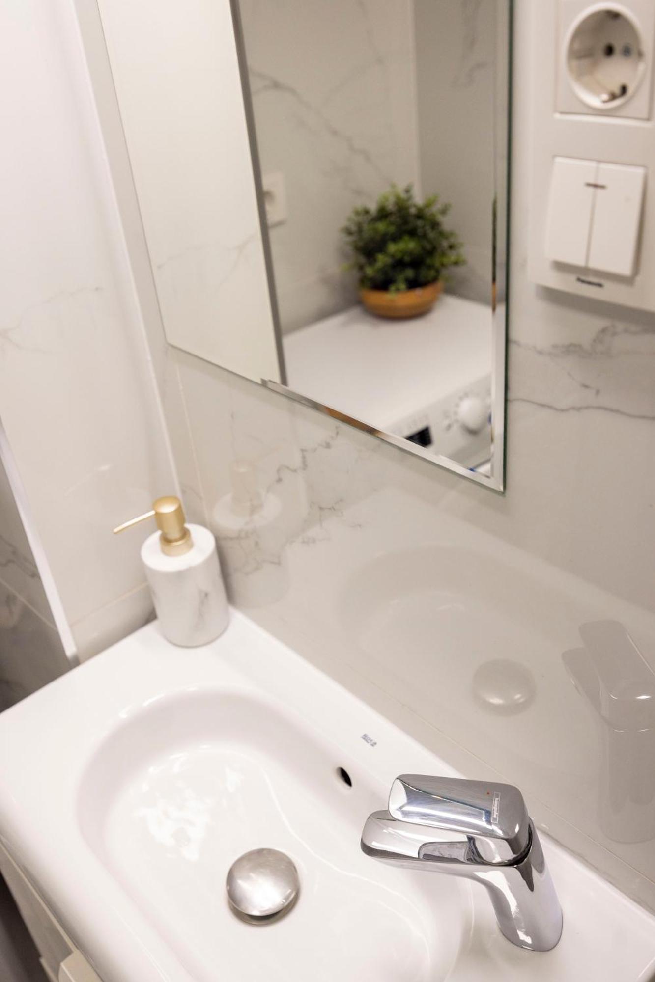 Lägenhet Spacious Cozy With 4bedroom In The Heart Of Bp