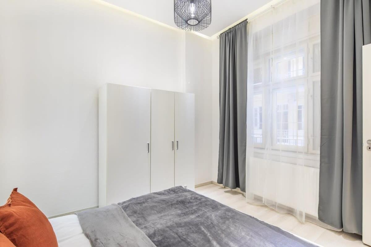 Extrem - Comfy Budapest