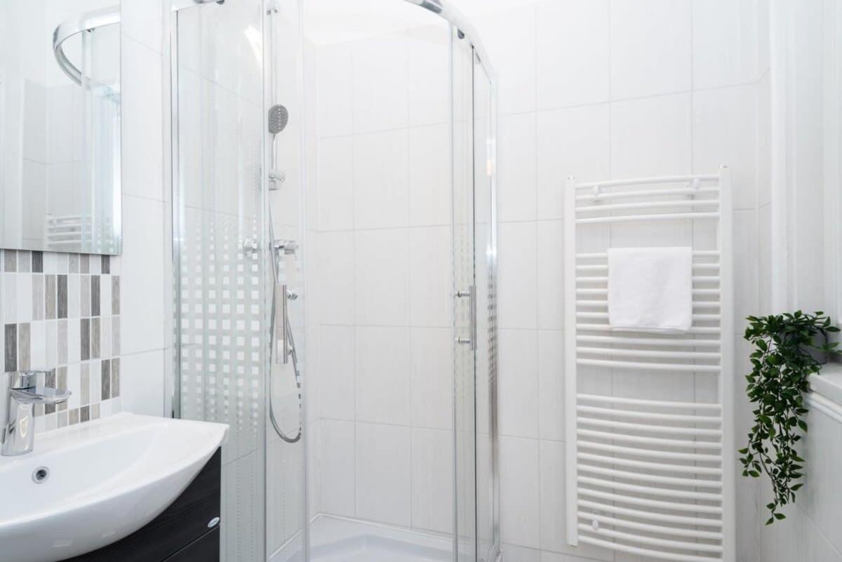 Relaxing Brand New Spot In The Lively Center Apartamento Budapest