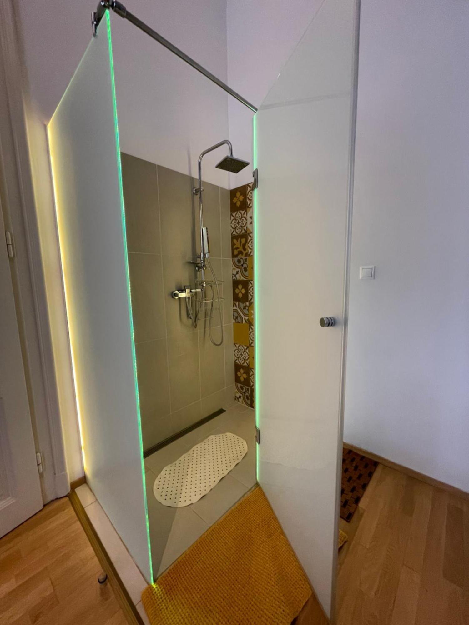 Amber Pearl 2 And 2 Bathrooms At Kalvin Square *