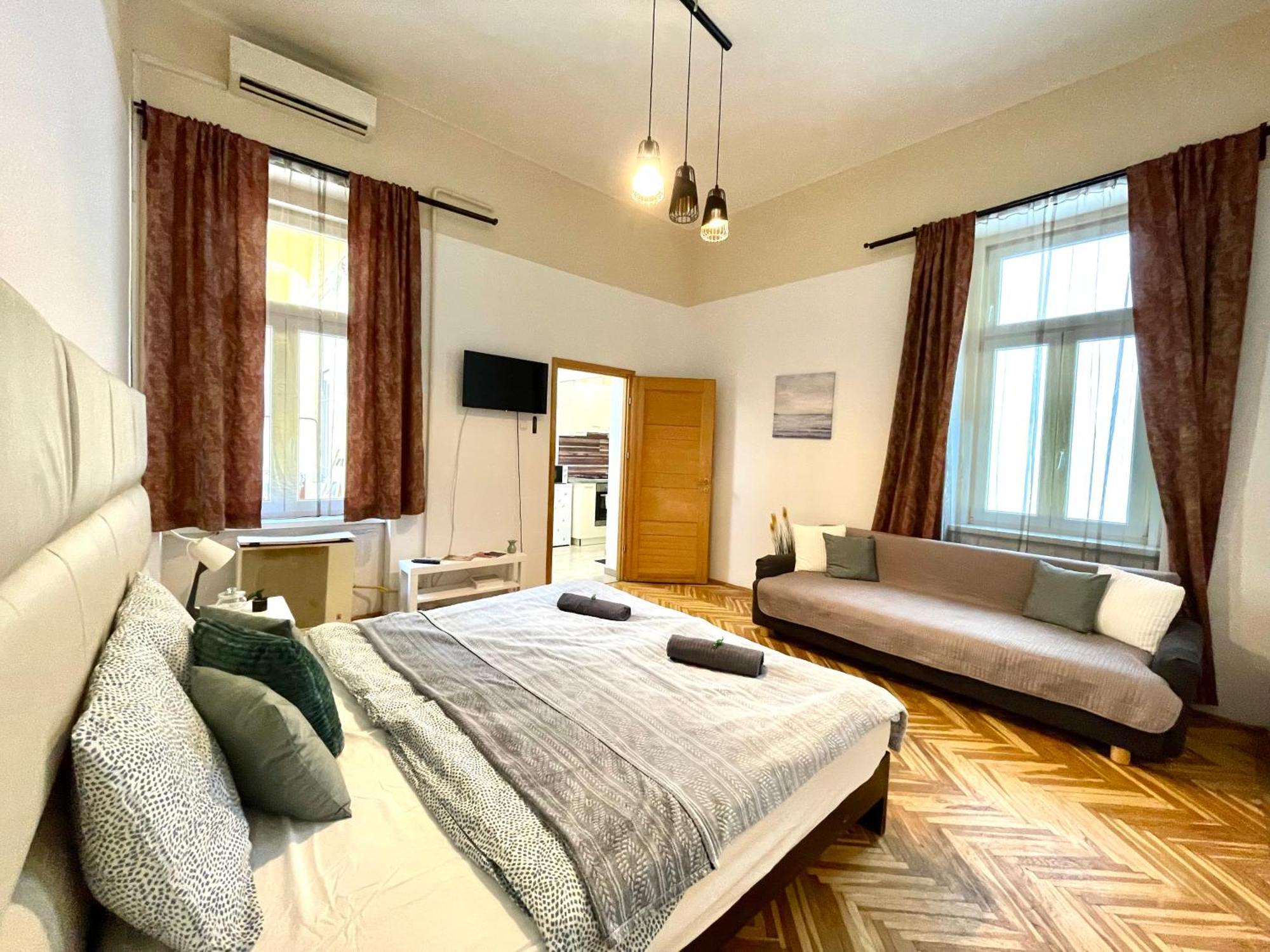 Very Warm Nature Near Gozsdu With Free Air Conditioner Free Coffee Apartamento