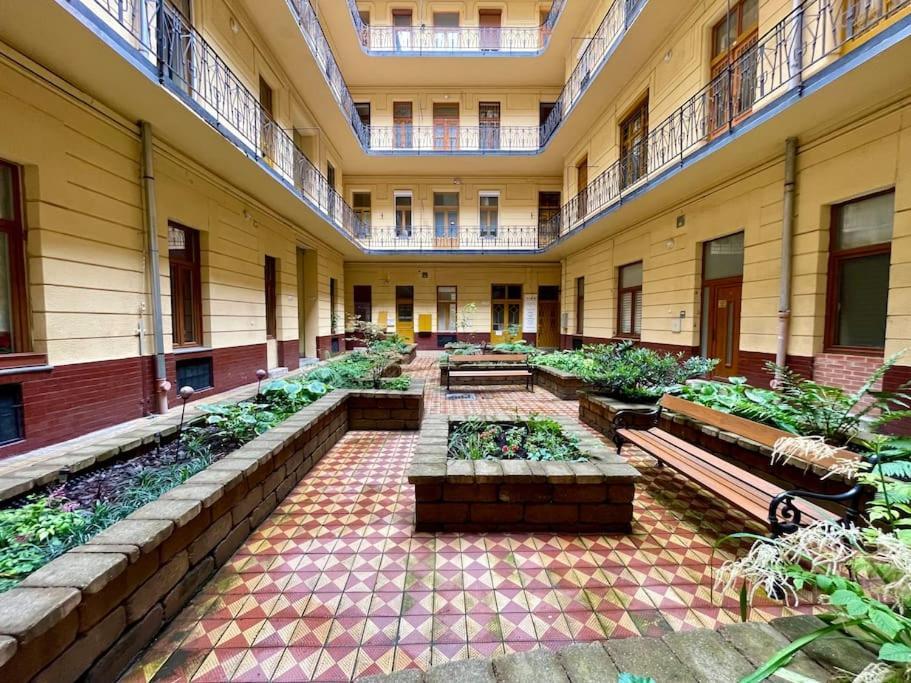 R9 Free Parking Garage Apartamento