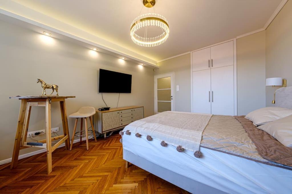 Apartment Chain Bridge Studio
