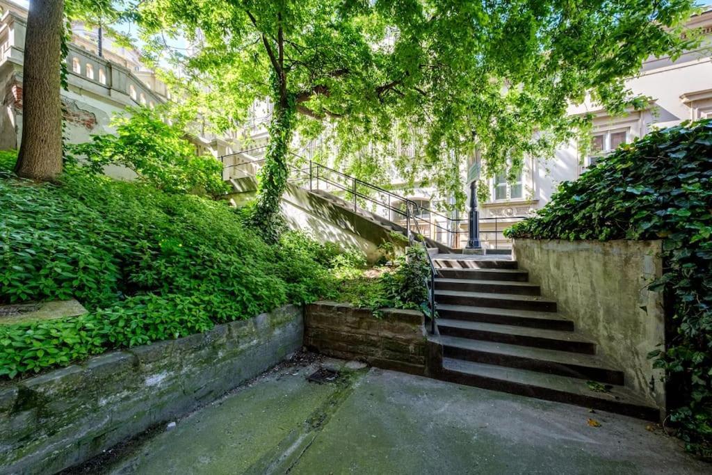 Chain Bridge Studio Apartment