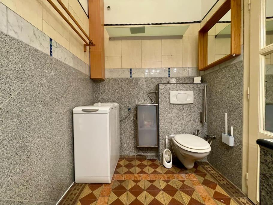 R9 Free Parking Garage Budapest